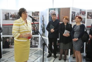 23.06.2015 r., V seminarium „Archiwa Przełomu 1989-1991”, otwarcie wystawy, na fotografii przy mikrofonie Helena Miziniak, z boku od lewej: ks. Robert Czarnowski, Anna Buchman, Olga Topol, fot. Michał Józefaciuk