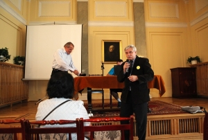 8.06.2013 r.; na IV Pikniku Archiwalnym; przy mikrofonie Janusz Kuligowski; foto. Katarzyna Czerwińska