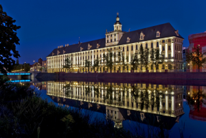 Gmach główny Uniwersytetu Wrocławskiego nocą; fot. Romuald M. Sołdek