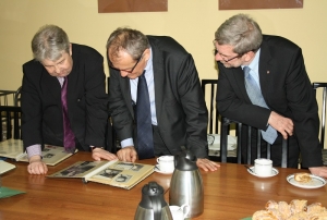 11.03.2014 r.; wizyta w Archiwum Państwowym w Poznaniu; na fotografii od lewej: Henryk Krystek, Henryk Wujec, Lech Dymarski; foto. Michał Zaremba