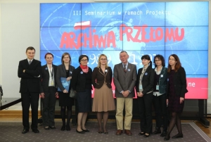 25.11.2013 r., III Seminarium, na fotografii od lewej: Michał Józefaciuk, Katarzyna Czerwińska, Agnieszka Filipiak, Ewa Nawrocka, Agata Karwowska-Sokołowska, Włodzimierz Kucner, Dorota Gawin, Malwina Rakowska, Justyna Orysiak, fot. Michał Józefaciuk