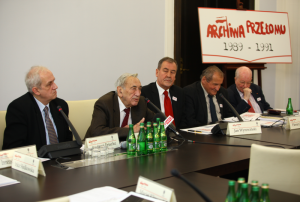 22.11.2011 r.; I Seminarium; na fotografii od lewej: Andrzej Friszke, Tadeusz Mazowiecki, Jan Wyrowiński, Henryk Wujec, Jerzy Regulski; foto. Michał Józefaciuk