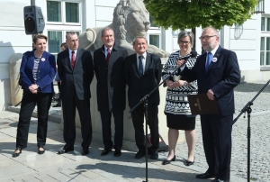 13.05.2014 r.; otwarcie wystawy Na drodze do wolności. Wybory 4 czerwca 1989 roku do Sejmu i Senatu w zbiorach archiwów państwowych; na fotografii od lewej: Małgorzata Omilanowska, Maciej Klimczak, Jan Wyrowiński, Henryk Wujec, Ewa Polkowska, Jacek Michałowski; foto. Michał Zaremba