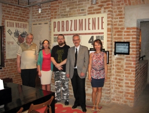 25.07.2013 r.; Wizyta w Ośrodku Brama Grodzka „Teatr NN”; od lewej: Janusz Kuligowski, Justyna Orysiak, Szymon Furmaniak, Robert Kubaś, Agnieszka Wiśniewska; foto. Ośrodek Brama Grodzka