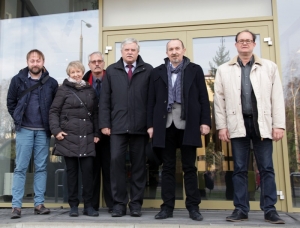 18.11.2016 r., wizyta w Archiwum Państwowym w Radomiu, wejście do nowego budynku archiwum, na fotografii od lewej: Michał Zaremba, Teresa Grabczyńska, Robert Kubaś, Janusz Kuligowski, Kazimierz Jaroszek i Maciej Pindelski. Fot. Agnieszka Figura-Tomaka, Kancelaria Prezydenta RP.