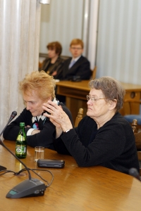 19.01.2013 r.; spotkanie opłatkowe OKP; na fotografii od lewej: Olga Krzyżanowska, Maria Sielicka-Gracka; foto. Justyna Orysiak, Robert Kubaś