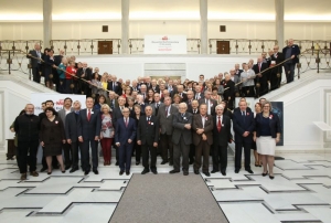 Konferencja nasi w Sejmie i w Senacie - Obywatelski Klub Parlamentarny 25 lat później, fotografia grupowa uczestników konferencji, fot. Michał Józefaciuk