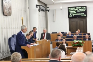 12.05.2016 r., 17. posiedzenie Senatu RP, drugie czytanie projektu uchwały w sprawie 35. rocznicy rejestracji NSZZ Rolników Indywidualnych „Solidarność”, na fotografii przy mikrofonie Jerzy Chróścikowski, fot. Katarzyna Czerwińska