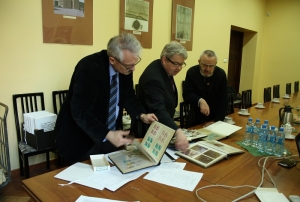 11.03.2014 r.; wizyta w Archiwum Państwowym w Poznaniu; na fotografii od lewej: Robert Kubaś, Henryk Krystek, Janusz Pałubicki; foto. Michał Zaremba