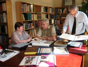 26.07.2013 r.; Wizyta w Bibliotece Uniwersyteckiej KUL; od lewej: Barbara Zezula, Janusz Kuligowski, Robert Kubaś; foto. Justyna Orysiak