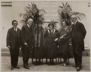 Fotografia z inauguracji Biblioteki Polskiej w Paryżu; 3 maja 1929 roku; od lewej: Minister Franciszek Pułaski, Bronisława Mońkiewiczówna - kustosz Muzeum Adama Mickiewicza, Maria Mickiewiczówna - córka Władysława Mickiewicza i wnuczka Adama, Maria Curie-Skłodowska, Kazimierz Kostanecki - prezes Polskiej Akademii Umiejętności, Stanisław Piotr Koczorowski - kustosz Biblioteki Polskiej; fot. ze zbiorów Biblioteki Polskiej w Paryżu