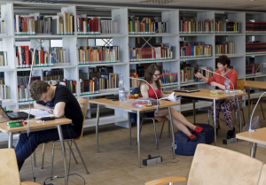 Czytelnia Biblioteki Uniwersyteckiej w Toruniu; fot. Piotr Kurek, Maciej Mierzejewski