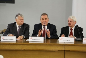 08.11.2014 r., konferencja Nasi w Sejmie i w Senacie, na fotografii od lewej: Bogdan Borusewicz, Jan Wyrowiński, Jerzy Dyner, fot. M. Józefaciuk