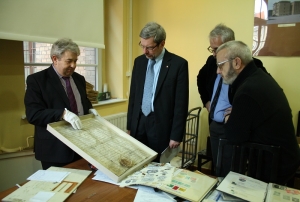 11.03.2014 r.; wizyta w Archiwum Państwowym w Poznaniu; na fotografii od lewej: Henryk Krystek, Lech Dymarski, Robert Kubaś, Janusz Pałubicki; foto. Michał Zaremba