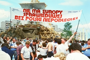 Siedlczanie podczas spotkania z Papieżem w dniu 12.06.1987 r. w Gdańsku na Zaspie z transparentem „Nie ma Europy sprawiedliwej bez Polski niepodległej”; ze zbiorów Janusza Olewińskiego