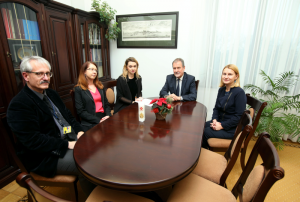 18.12.2013 r.; wręczenie nagrody w konkursie; na fotografii od lewej: Robert Kubaś, Justyna Orysiak, Katarzyna Kwater, Jan Wyrowiński, Agata Karwowska-Sokołowska; foto. Katarzyna Czerwińska