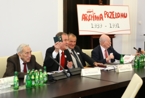 22.11.2011 r.; I Seminarium; na fotografii od lewej: Tadeusz Mazowiecki, Jan Wyrowiński, Henryk Wujec, Jerzy Regulski; foto. Michał Józefaciuk