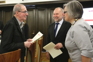 17.04.2015 r., spotkanie Rady Programowej projektu „Archiwa Przełomu 1989-1991”, na fotografii od lewej: prof. dr hab. Karol Modzelewski, Jacek Michałowski, Ewa Polkowska, fot. Michał Józefaciuk.