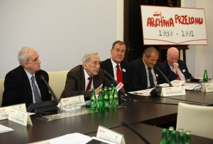 22.11.2011 r.; I Seminarium; od lewej: Andrzej Friszke, Tadeusz Mazowiecki, Jan Wyrowiński, Henryk Wujec, Jerzy Regulski; foto. Michał Jóżefaciuk