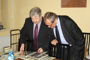 11.03.2014 r.; wizyta w Archiwum Państwowym w Poznaniu; na fotografii od lewej: Henryk Krystek, Henryk Wujec; foto. Michał Zaremba