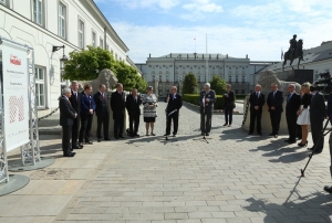 13.05.2014 r.; otwarcie wystawy Na drodze do wolności. Wybory 4 czerwca 1989 roku do Sejmu i Senatu w zbiorach archiwów państwowych; na fotografii od lewej: Władysław Stępniak, Jacek Olbrycht, Małgorzata Omilanowska, Maciej Klimczak, Jan Wyrowiński, Henryk Wujec, Ewa Polkowska, Jacek Michałowski, Janusz Kuligowski; foto. Michał Zaremba