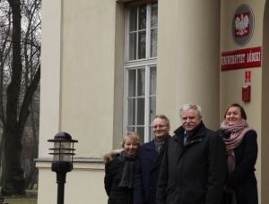 20.12.2016 r., wizyta w Archiwum i Muzeum UŁ , frontowe wejście do Pałacu Alfreda Biedermanna, na fotografii od lewej: Teresa Grabczyńska, Dariusz Klemantowicz, Janusz Kuligowski, Agnieszka Figura-Tomaka. Fot. Kancelaria Prezydenta RP.