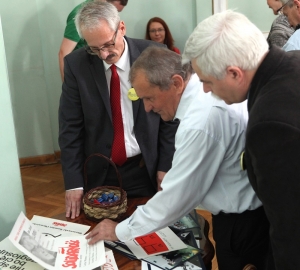 8.06.2013 r.; na IV Pikniku Archiwalnym; na fotografii od lewej: Robert Kubaś, Henryk Wujec, Janusz Kuligowski; foto. Katarzyna Czerwińska