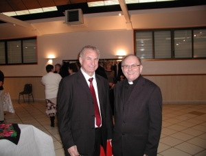 13.01.2013 r.; uroczystości Stowarzyszenia Pologne–France–Europe, hala widowiskowa w Pont-Sainte-Maxence; na fotografii od lewej: Bruno Mariuzzo, ksiądz Kanonik Tadeusz Kardyś; foto. Robert Kubaś