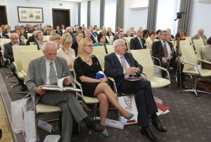 Uczestnicy seminarium. W pierwszym rzędzie od lewej: Piotr Łukasz Juliusz Andrzejewski; Agata Karwowska-Sokołowska, Kancelaria Senatu; Henryk Sikora. Fot. Michał Józefaciuk.