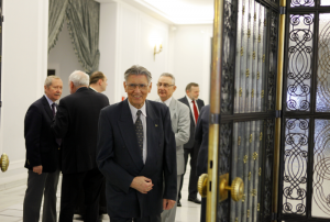 19.01.2013 r.; spotkanie opłatkowe OKP; na fotografii do sali wchodzi Włodzimierz Bojarski, od lewej: Janusz Onyszkiewicz, ksiądz Paweł Powierza, Tadeusz Ścieszko, Ryszard Iwan; foto. Justyna Orysiak, Robert Kubaś