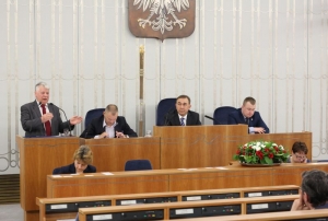 12.05.2016 r., 17. posiedzenie Senatu RP, drugie czytanie projektu uchwały w sprawie 35. rocznicy rejestracji NSZZ Rolników Indywidualnych „Solidarność”, na fotografii przy mikrofonie Bogdan Borusewicz, fot. Katarzyna Czerwińska