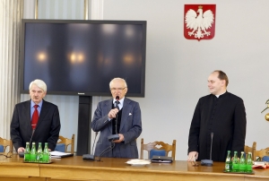 19.01.2013 r.; spotkanie opłatkowe OKP; na fotografii od lewej: Jerzy Dyner, Bohdan Pilarski, ksiądz Paweł Powierza; foto. Justyna Orysiak, Robert Kubaś   