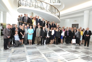 23.06.2015 r., V seminarium „Archiwa Przełomu 1989-1991”, na fotografii uczestnicy seminarium przy okrągłych schodach w Senacie RP, fot. Michał Józefaciuk