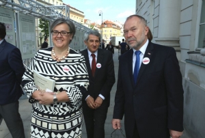 13.05.2014 r., otwarcie wystawy „Na drodze do wolności. Wybory 4 czerwca 1989 roku do Sejmu i Senatu w zbiorach archiwów państwowych”, na fotografii od lewej: Ewa Polkowska, Władysław Stępniak, Jacek Michałowski, fot. Michał Józefaciuk