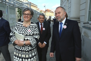 13.05.2014 r.; otwarcie wystawy Na drodze do wolności. Wybory 4 czerwca 1989 roku do Sejmu i Senatu w zbiorach archiwów państwowych; na fotografii od lewej: Ewa Polkowska, Władysław Stępniak, Jacek Michałowski; foto. Michał Zaremba