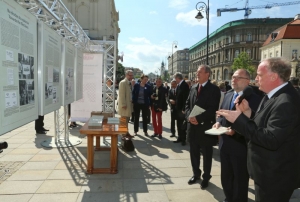 13.05.2014 r., otwarcie wystawy „Na drodze do wolności. Wybory 4 czerwca 1989 roku do Sejmu i Senatu w zbiorach archiwów państwowych”, na fotografii uczestnicy uroczystości, fot. Michał Józefaciuk