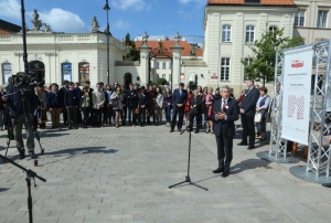 13.05.2014 r., otwarcie wystawy „Na drodze do wolności. Wybory 4 czerwca 1989 roku do Sejmu i Senatu w zbiorach archiwów państwowych”, na fotografii przy mikrofonie Władysław Stępniak, fot. Michał Józefaciuk