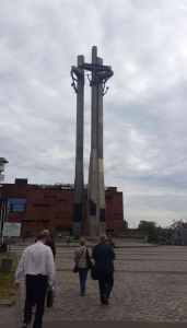 02.06.2017 r., wizyta w Europejskim Centrum Solidarności, na fotografii widok siedziby Europejskiego Centrum Solidarności, na pierwszym planie Pomnik Poległych Stoczniowców. Fot. Lena Remisz, Kancelaria Senatu.