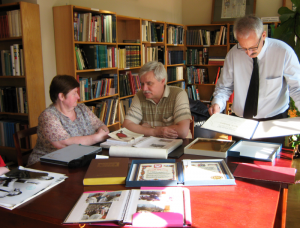 4-6.07.2013 r.; wizyta w Bibliotece Uniwersyteckiej KUL; na fotografii od lewej: Barbara Zezula, Janusz Kuligowski, Robert Kubaś; foto. Justyna Orysiak