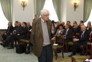 15.10.2012 r.; II Seminarium; przy mikrofonie Jerzy Kłoczowski; foto. Michał Józefaciuk