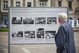 Wystawa plenerowa w Krakowie na placu Szczepańskim: Wybory ’89. System skreślony, prezentowana w dniach 26 maja – 11 czerwca 2014 r.; fot. Anna Seweryn.