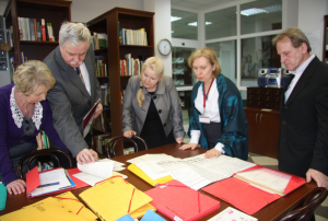 26.02.2013 r.; wizyta w Miejskiej Bibliotece Publicznej w Siedlcach; na fotografii od lewej: Teresa Grabczyńska-Drecka, Janusz Kuligowski, Jadwiga Madziar, Joanna Zielińska, Eugeniusz Kasjanowicz