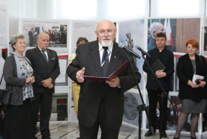 23.06.2015 r., V seminarium „Archiwa Przełomu 1989-1991”, otwarcie wystawy, na fotografii przy mikrofonie Romuald Łanczkowski, z tyłu od lewej: Emilia Chmielowa, Andrzej Person, Helena Miziniak, ks. Robert Czarnowski, Anna Buchmann, fot. Michał Józefaciuk