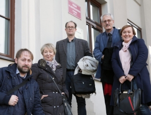 18.11.2016 r., wizyta w Muzeum im. Jacka Malczewskiego w Radomiu, wejście główne do zabytkowego gmachu muzeum, na fotografii od lewej: Michał Zaremba, Teresa Grabczyńska, Maciej Pindelski, Robert Kubaś i Agnieszka Figura-Tomaka. Fot. Kancelaria Prezydenta RP.