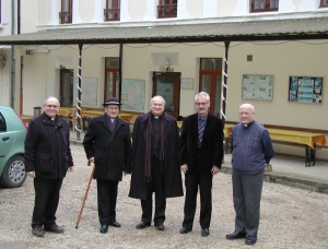 14.01.2013 r.; Dom Polskiej Misji Katolickiej w La Ferté-sous-Jouarre; na fotografii od lewej: ksiądz Kanonik Tadeusz Kardy; ksiądz Antoni Biel; ksiądz Infułat Stanisław Jeż; Robert Kubaś; ksiądz dr Marian Brudzisz