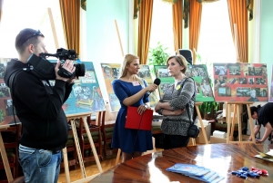 8.06.2013 r.; na IV Pikniku Archiwalnym; wywiadu udziela Bożena Żmuda; foto. Katarzyna Czerwińska