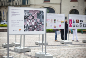 Wystawa plenerowa w Krakowie na placu Szczepańskim: Wybory ’89. System skreślony, prezentowana w dniach 26 maja – 11 czerwca 2014 r.; fot. Anna Seweryn.