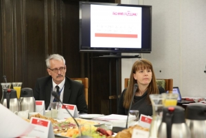 17.04.2015 r., spotkanie Rady Programowej projektu „Archiwa Przełomu 1989-1991”, na fotografii: Robert Kubaś, dr Ewa Perłakowska, fot. Michał Józefaciuk.