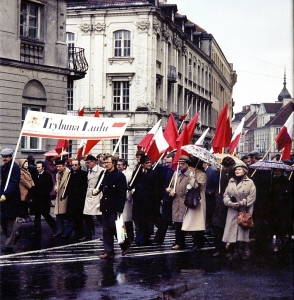 Państwowe obchody święta 1 Maja w Warszawie w obiektywie prof. Dietera Bingena, który starał się pokazać Zachodowi Polskę taką, jak była, zarówno tę oficjalną, jak i solidarnościową, 1 maja 1981; fot. Dieter Bingen.