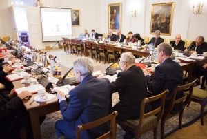 28.01.2014 r.; posiedzenie inauguracyjne Rady Programowej; na fotografii siedzą tyłem, od lewej: Władysław Stępniak, Henryk Samsonowicz, Henryk Wujec, Andrzej Friszke, Zbigniew Gluza, Inka Słodkowska, Ewa Perłakowska, Robert Kubaś, Janusz Kuligowski; foto. Łukasz Kamiński